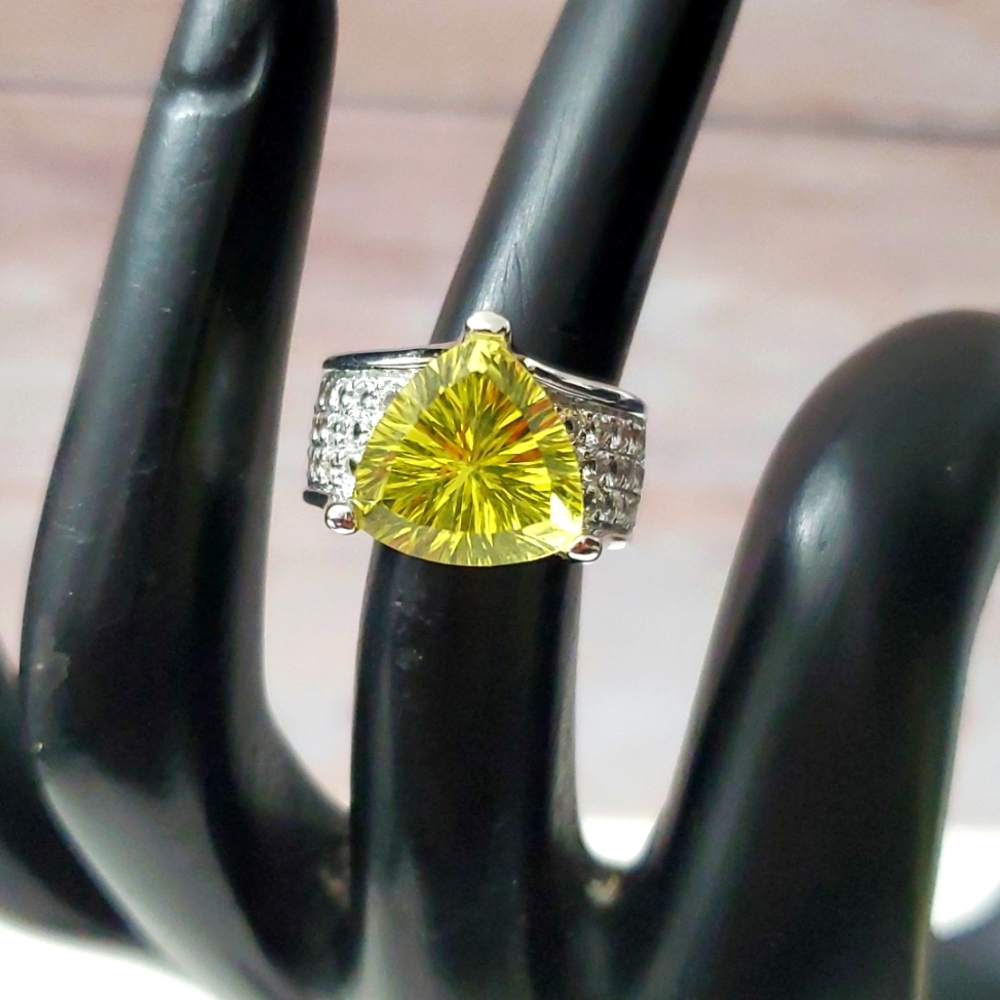 Watch Video / Radiant Majesty Sterling Silver 925 Peridot Ring